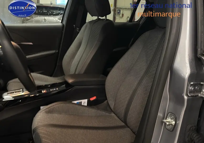 Vue intérieure côté gauche montrant les sièges avant gris d'une Peugeot 208 1.2 hybrid 110 allure e-dcs6 2025.