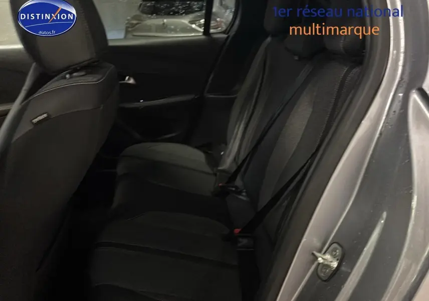 Vue intérieure côté droit montrant la banquette arrière noire d'une Peugeot 208 gris artense 2025.