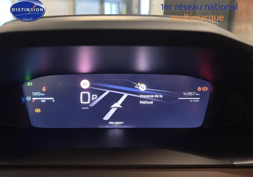 Tableau de bord numérique de Peugeot 208 1.2 hybrid 110 allure, affichage de navigation et compteur digital.