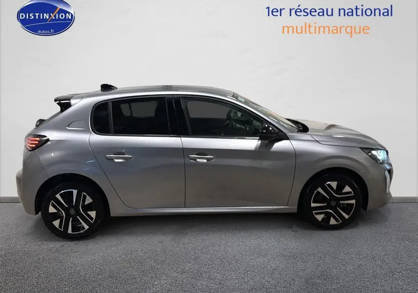 Profil droit d'une Peugeot 208 1.2 hybrid 110 allure gris artense avec jantes alu et vitres teintées.
