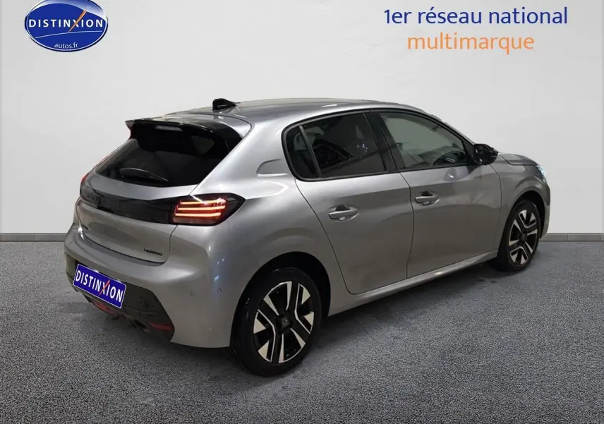 Vue 3/4 arrière droite d'une Peugeot 208 gris artense avec feux LED et jantes alliage distinctives.