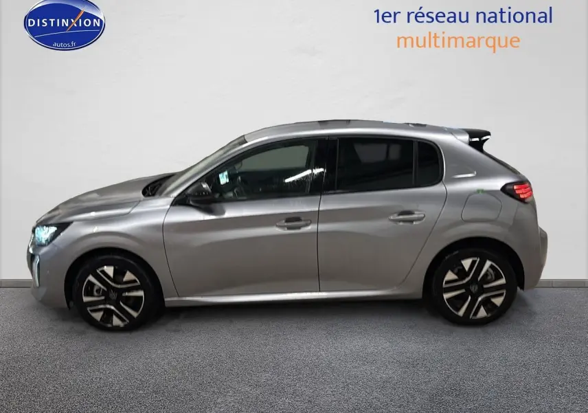 Profil droit d'une Peugeot 208 1.2 hybrid 110 allure e-dcs6 gris artense avec jantes alu et feux arrière LED allumés.