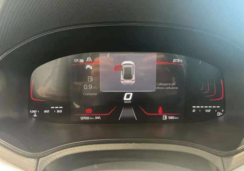 Vue rapprochée du combiné d'instruments digital de la SEAT Arona 2024 affichant vitesse zéro et porte ouverte côté gauche.