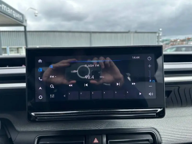 Écran tactile central de la Citroën C3 1.2 Turbo 100ch MAX 2025 affichant la radio FM, intérieur gris.