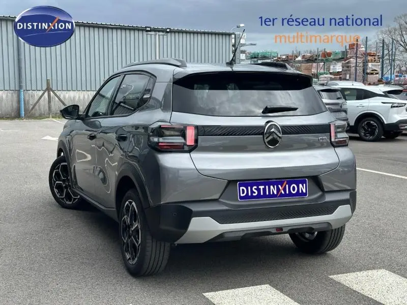 Vue 3/4 arrière droite d'une Citroën C3 1.2 Turbo 100ch MAX gris Mercury avec détails noirs et jantes noires.