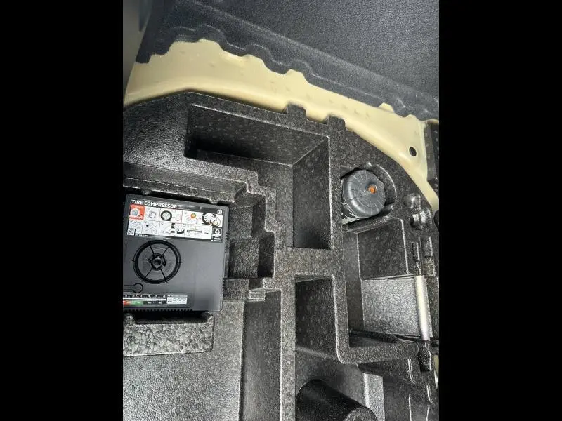 Rangement en mousse dans le coffre d'une Citroën C3 1.2 Turbo 100ch MAX 2025, avec compresseur de pneu intégré.