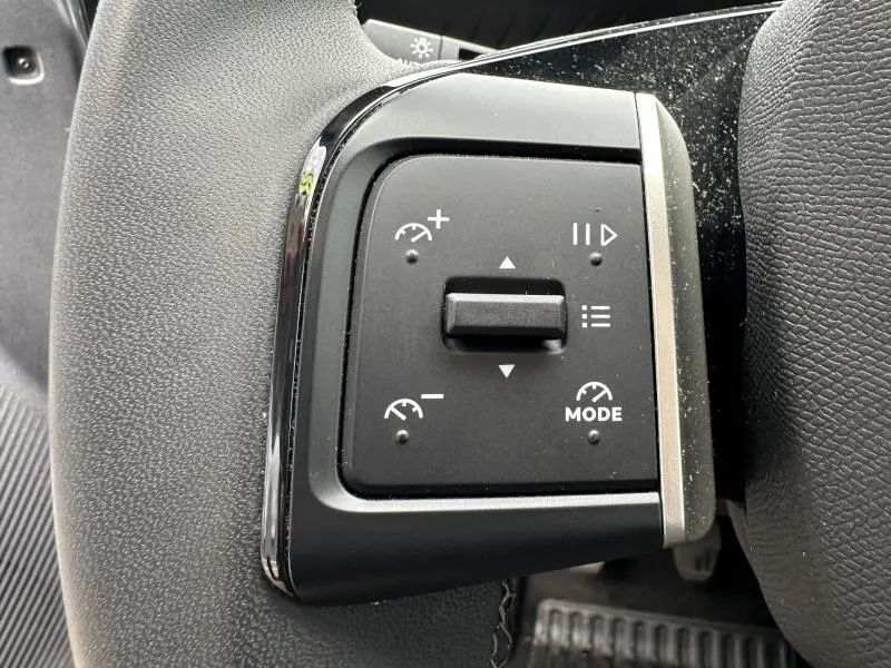 Gros plan sur les commandes noires du volant d'une Citroën C3 1.2 Turbo 100ch MAX 2025, avec finition Gris Mercury.