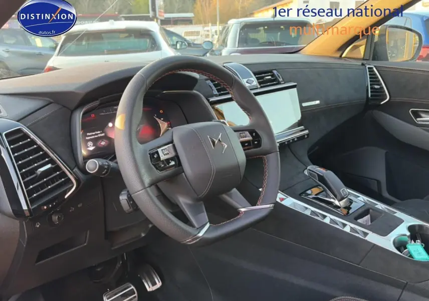 Intérieur du DS7 1.5 BlueHDi 130 Performance Line 2026, vue côté conducteur sur volant cuir et console centrale noire.