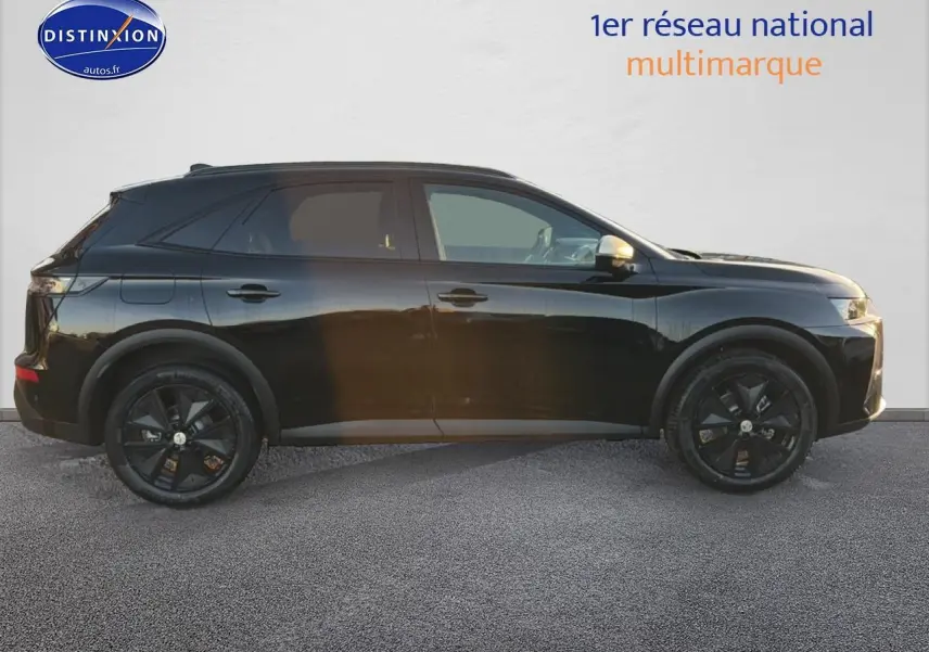 Vue latérale droite du SUV DS7 noir 2026 avec jantes noires et vitres surteintées sur fond clair.