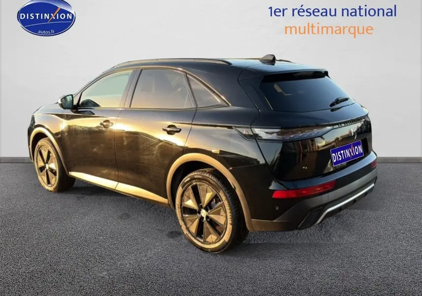 DS7 noir vue 3/4 arrière droit, jantes alliage et vitres arrière surteintées sous lumière dorée.