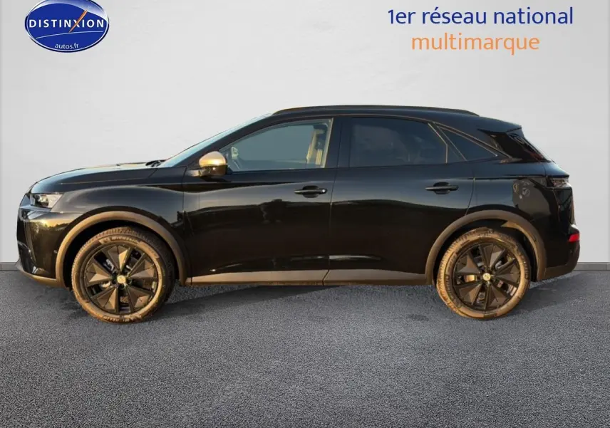Vue latérale droite du SUV DS7 1.5 BlueHDi noir 2026 avec jantes alliage noires et rétroviseurs dorés.