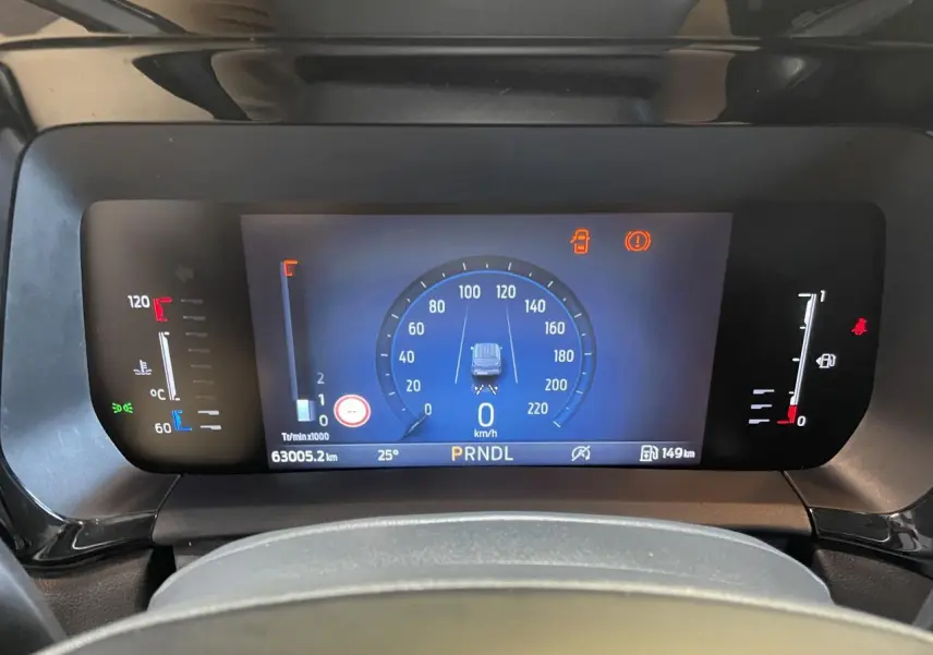 Vue rapprochée du tableau de bord numérique du Ford Tourneo Courier 2024 affichant la vitesse à 0 km/h et les indicateurs de température et carburant.