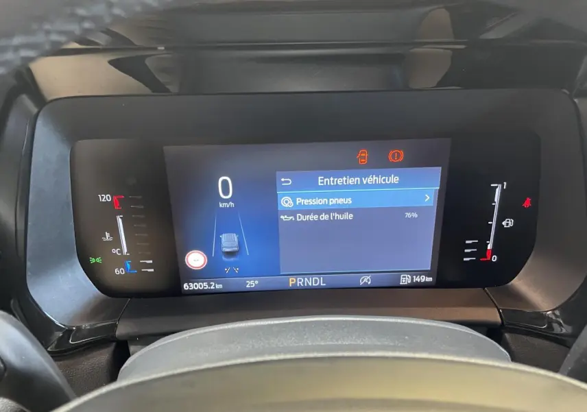Tableau de bord numérique du Ford Tourneo Courier 2024 affichant l'entretien véhicule et la pression des pneus.