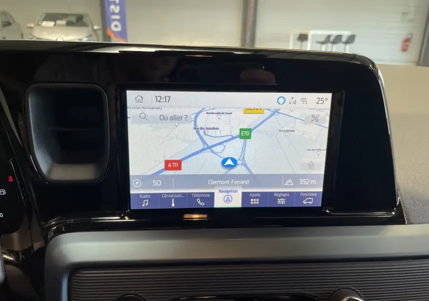 Vue intérieure centrée sur l’écran tactile 8 pouces du Ford Tourneo Courier 2024 avec navigation affichée.