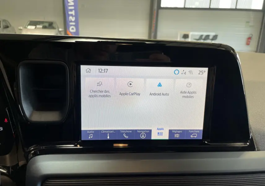 Écran tactile 8 pouces du Ford Tourneo Courier 2024, affichant Apple CarPlay et Android Auto, vue intérieure frontale.