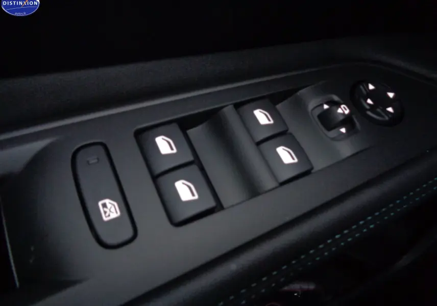 Gros plan sur les commandes de lève-vitres et réglage des rétroviseurs côté conducteur du Peugeot 3008 noir perle 2023.