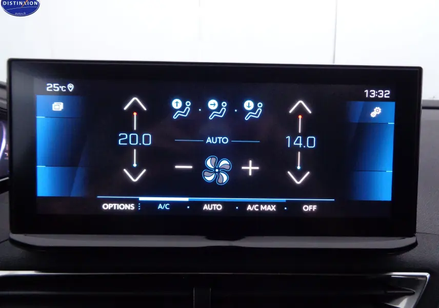 Écran tactile du système de climatisation automatique du Peugeot 3008 noir perle métal, affichant températures et réglages.