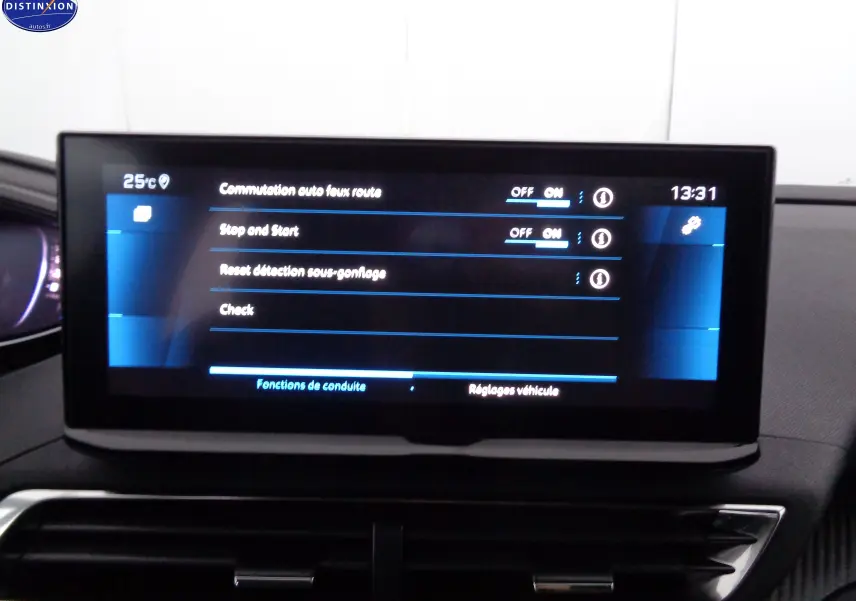 Écran tactile central du tableau de bord du Peugeot 3008 noir perle métal, affichant les réglages de conduite.