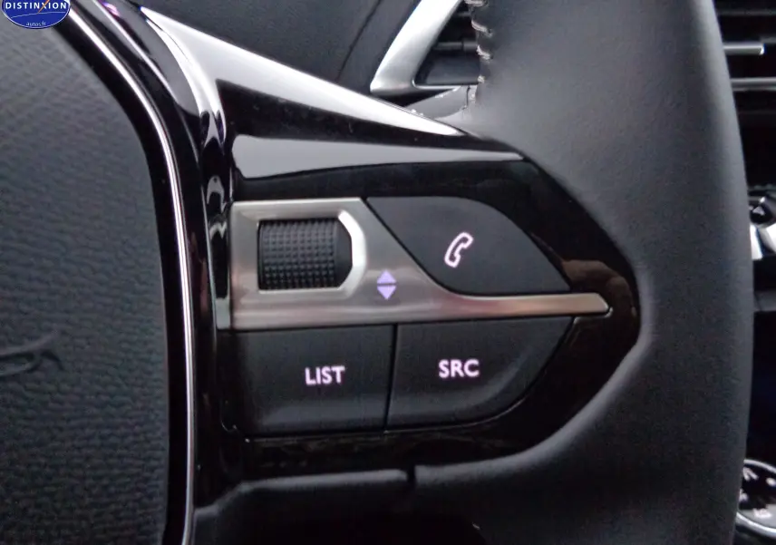Gros plan sur les commandes au volant à droite du Peugeot 3008 noir perle métal, avec boutons d'appel et de sélection audio.