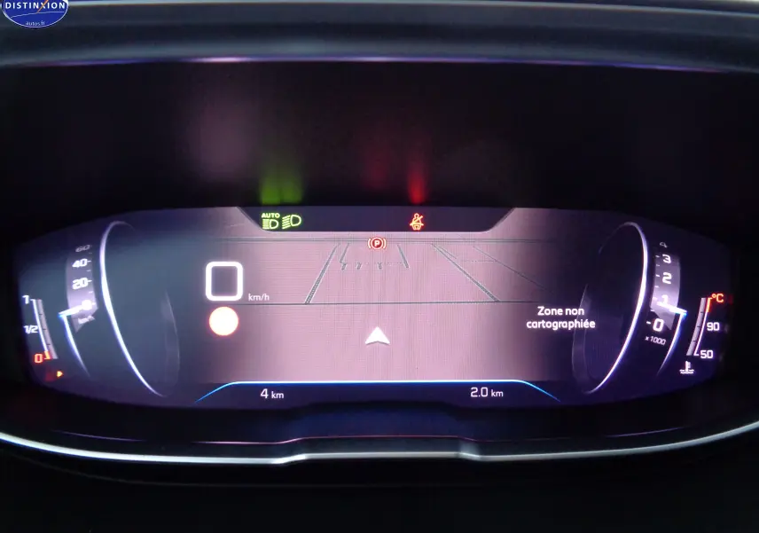 Tableau de bord numérique du Peugeot 3008 2023 affichant la vitesse à 0 km/h et une zone non cartographiée.