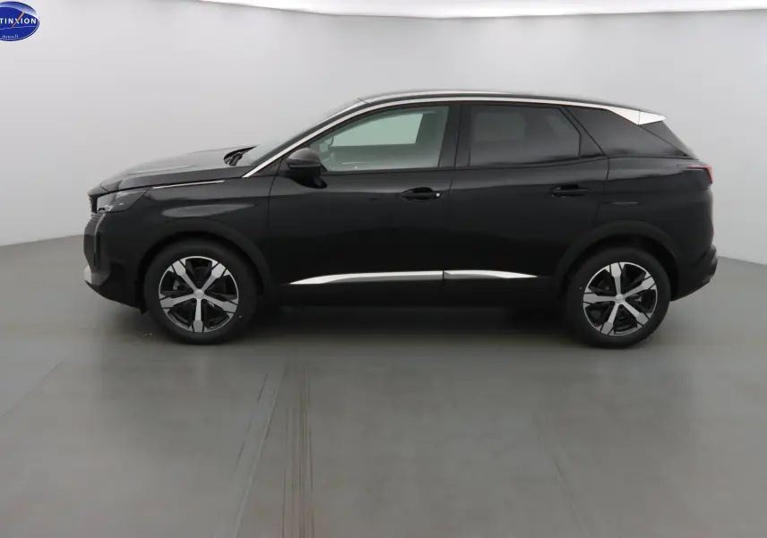 Profil côté gauche d'un Peugeot 3008 noir perle métal 2023 avec toit contrasté blanc et jantes bicolores.