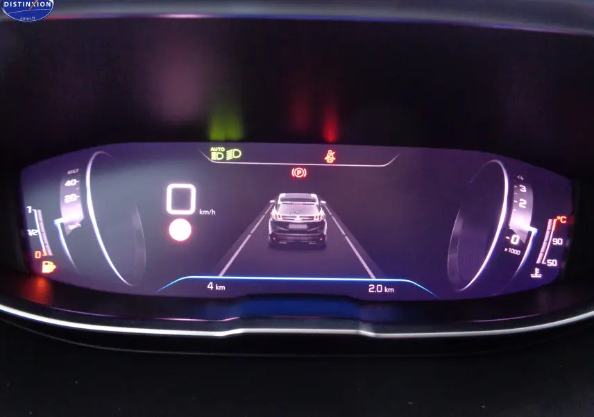 Tableau de bord numérique du Peugeot 3008 2023 affichant la vitesse à 0 km/h et une représentation du véhicule noir perle métal vu de dos.
