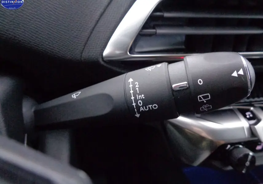 Gros plan sur la commande des essuie-glaces du Peugeot 3008 noir perle métal, avec détails des réglages visibles.