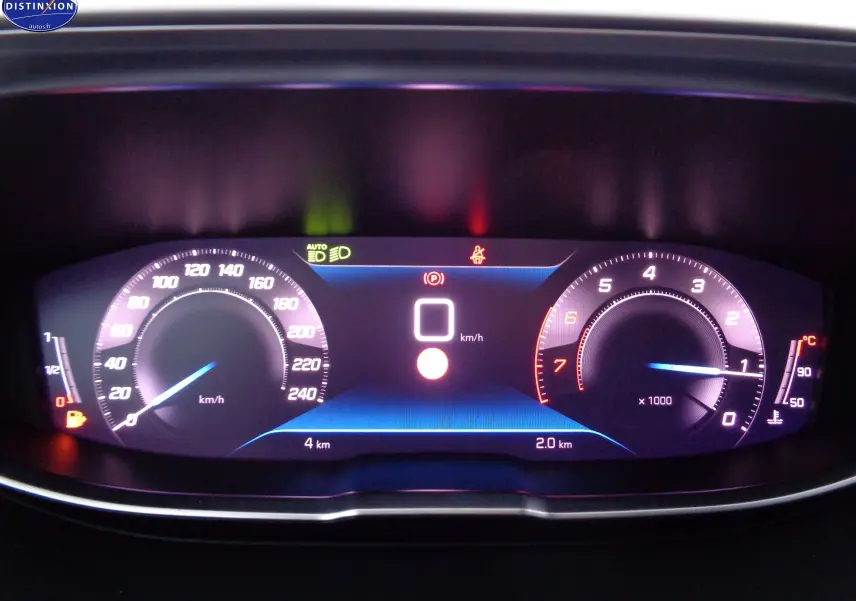 Tableau de bord numérique du Peugeot 3008 2023 affichant vitesse, compte-tours et témoins lumineux en lumière bleue.