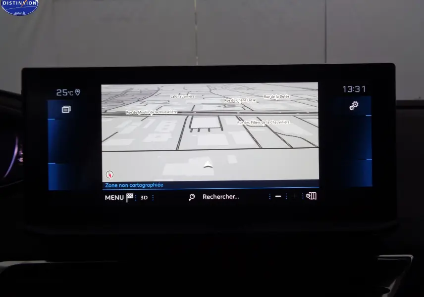 Écran tactile du système de navigation du Peugeot 3008 noir perle métal, affichant une carte en 3D intérieure.