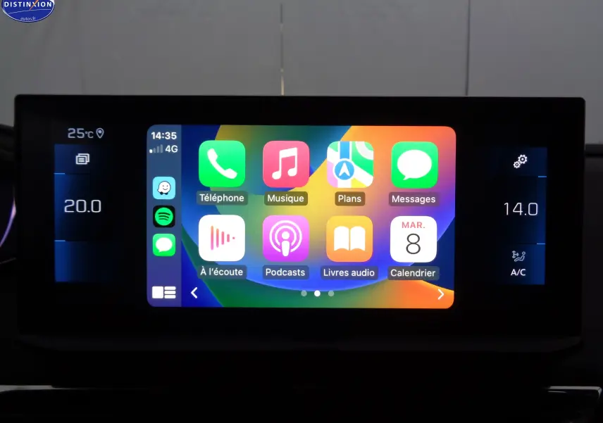 Écran tactile central du Peugeot 3008 2023 affichant Apple CarPlay avec température intérieure à 20°C et climatisation à 14°C.