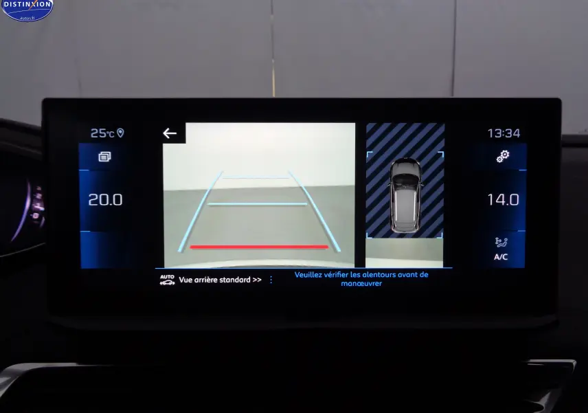Écran central du Peugeot 3008 noir perle métal 2023 montrant la caméra de recul et l'affichage de la climatisation.