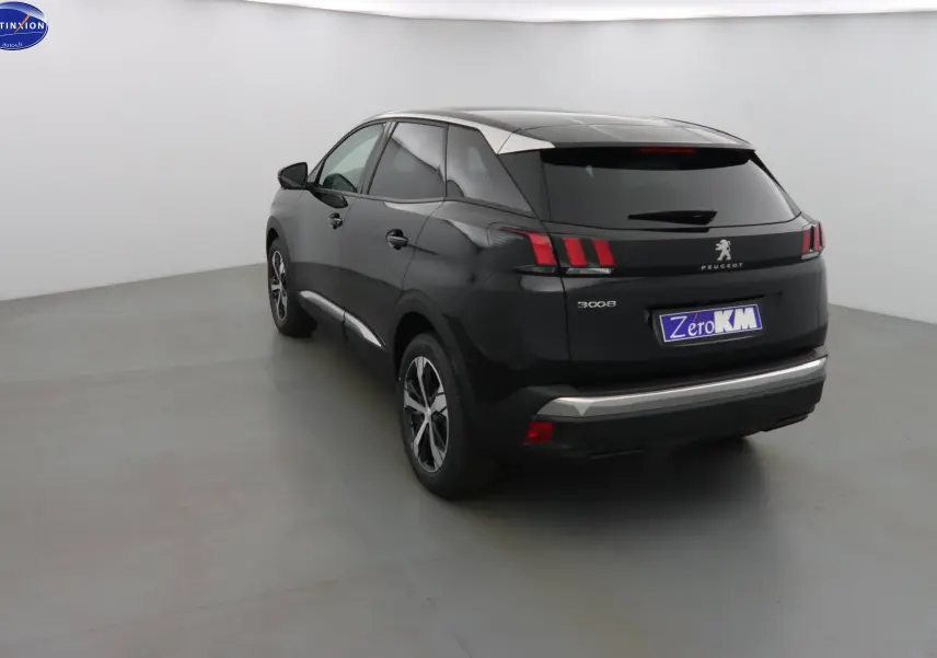 Peugeot 3008 noir perle métal vue 3/4 arrière gauche, avec feux arrière à griffes et jantes bi-ton.