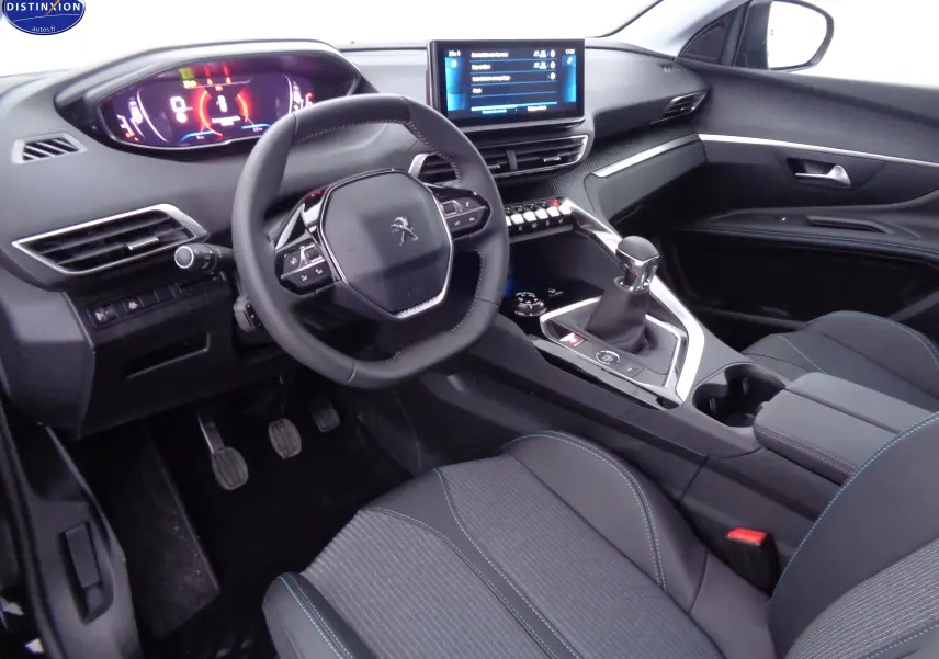Vue intérieure côté conducteur du Peugeot 3008 2023 noir perle métal, tableau de bord numérique et levier de vitesse manuel visibles.