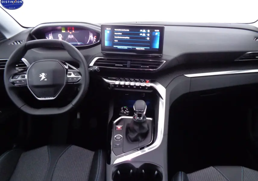 Vue intérieure du tableau de bord et volant du Peugeot 3008 noir perle métal, avec écran tactile et levier de vitesse manuel.