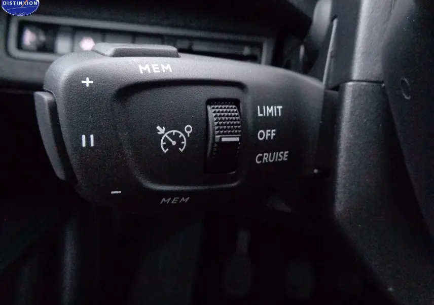 Gros plan sur la commande de régulateur de vitesse du Peugeot 3008 noir perle métal, version essence 2023.