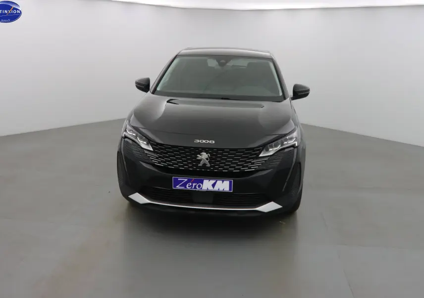 Peugeot 3008 noir perle métal vue de face dans un studio, avec calandre distinctive et phares LED allumés.