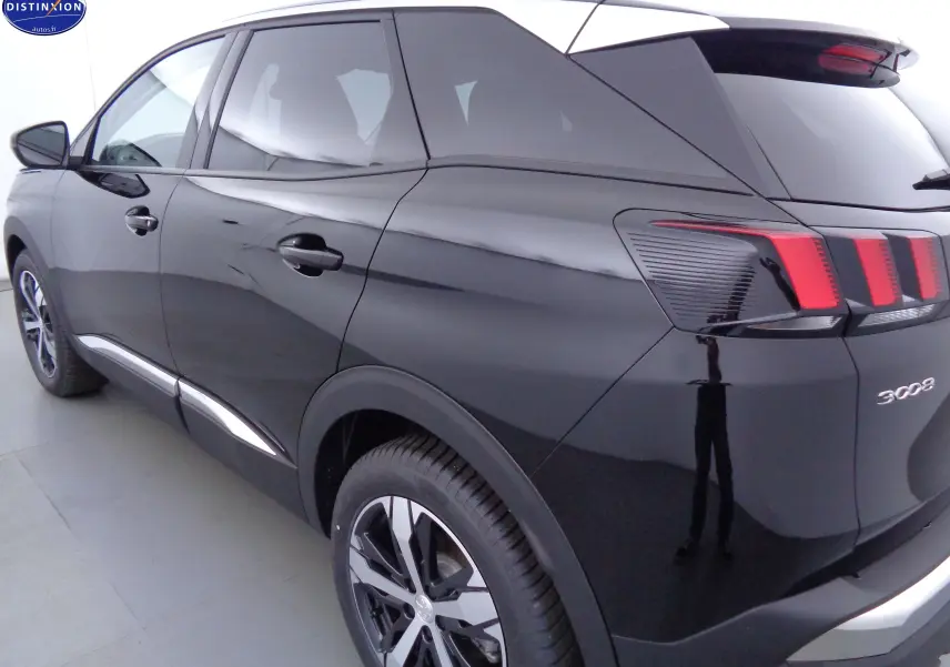 Vue 3/4 arrière droite d’un Peugeot 3008 noir perle métal avec feux arrière distinctifs et jantes bicolores.