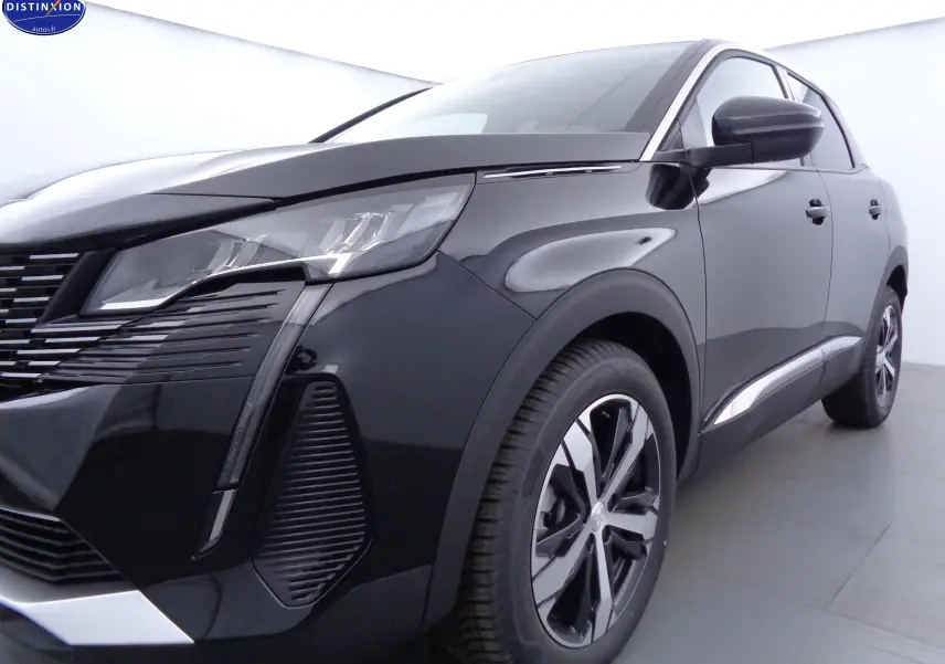 Vue 3/4 avant droit du Peugeot 3008 noir perle métal 2023 avec ses phares LED et jantes bi-ton distinctives.