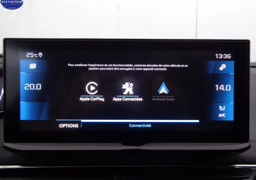Écran tactile central du Peugeot 3008 2023 affichant Apple CarPlay, Android Auto et réglages de climatisation.