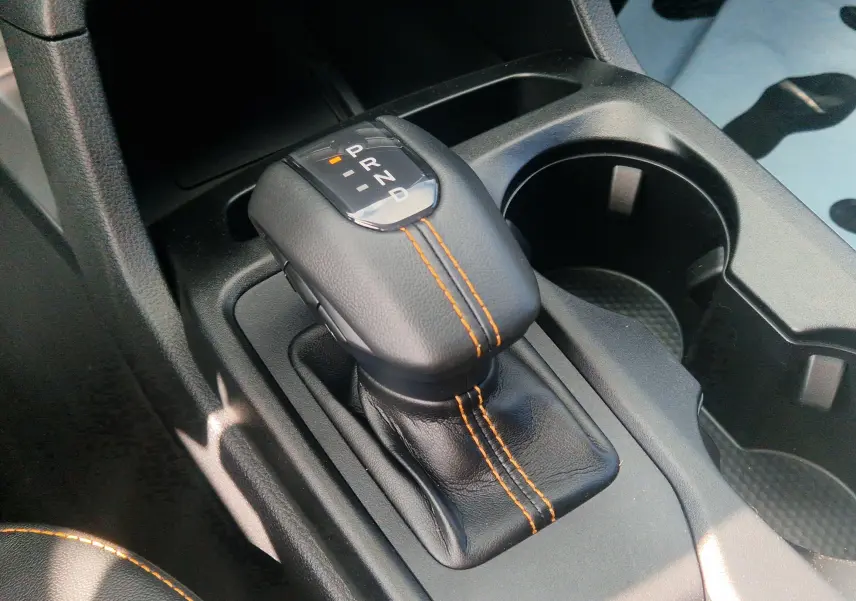 Gros plan sur les commandes multifonctions à droite du volant en cuir noir avec surpiqûres orange du Ford Ranger Wildtrak 2025.