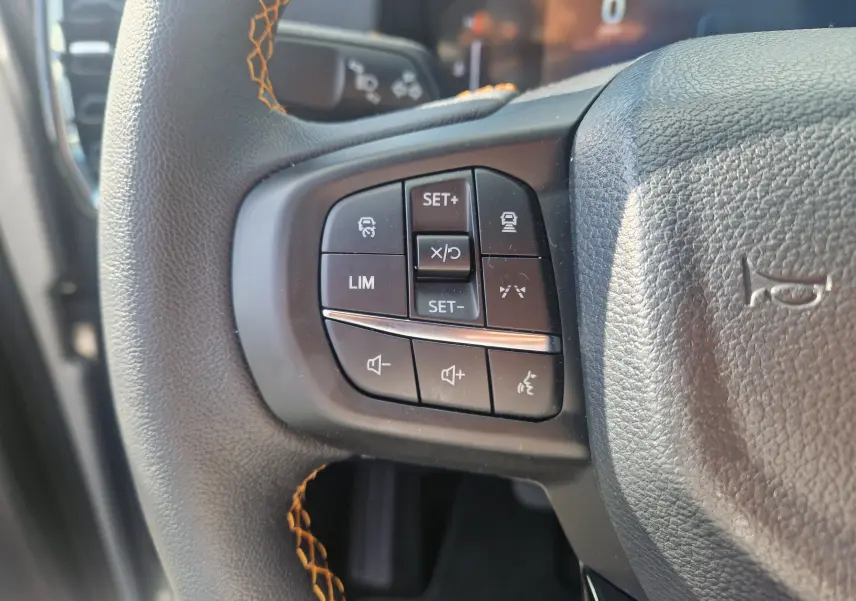 Vue rapprochée de la console centrale du Ford Ranger Wildtrak 2025 avec écran tactile 10 pouces et commandes climatisation.