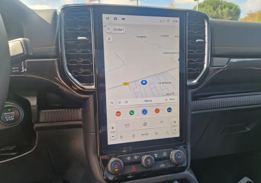 Écran central du Ford Ranger Wildtrak 2025 montrant la caméra de recul et la vue 360° intérieure.