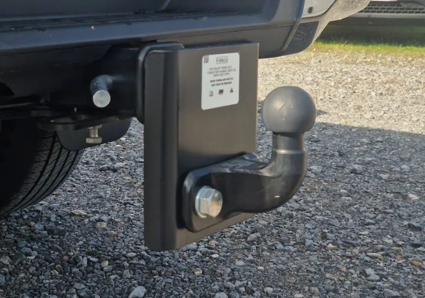 Gros plan sur l'attelage de remorque arrière du Ford Ranger Super Cabine gris Iconic, version Wildtrak 2025.