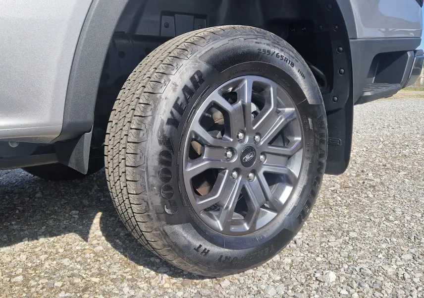 Gros plan sur la roue arrière droite du Ford Ranger gris iconic, mettant en valeur la jante alu et le pneu Goodyear.