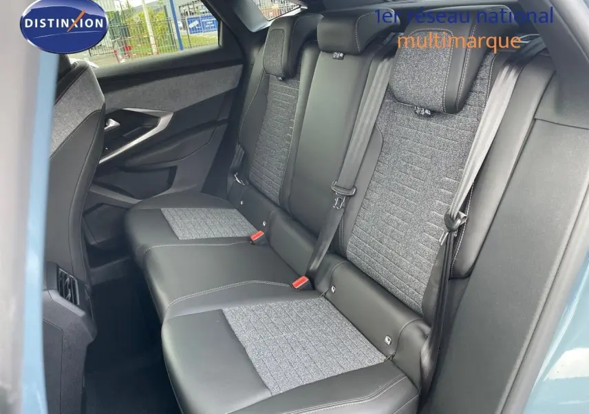 Vue intérieure côté gauche des sièges arrière en cuir noir et tissu gris du Peugeot 3008 Hybrid 2025 bleu Ingaro Metal.