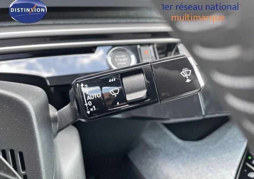 Le levier de commande des essuie-glaces du Peugeot 3008 Hybrid bleu Ingaro, vu en gros plan intérieur.
