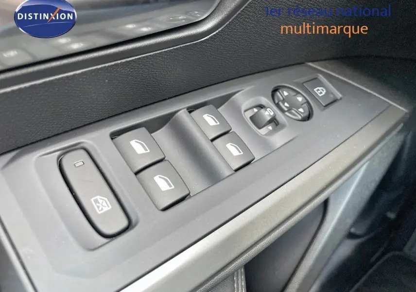 Panneau de commandes des vitres côté conducteur du Peugeot 3008 Hybrid 2025 en intérieur noir.