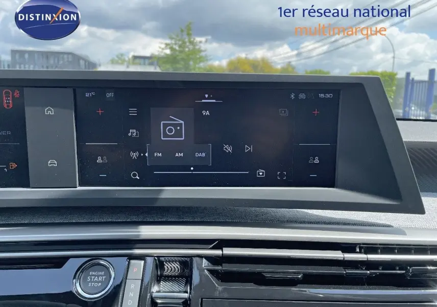 Tableau de bord du Peugeot 3008 Hybrid 136ch Allure 2025 avec écran tactile et bouton start/stop en vue frontale rapprochée.