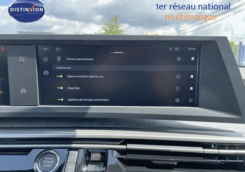 Écran central tactile du tableau de bord du Peugeot 3008 Hybrid 2025 affichant les aides à la conduite.