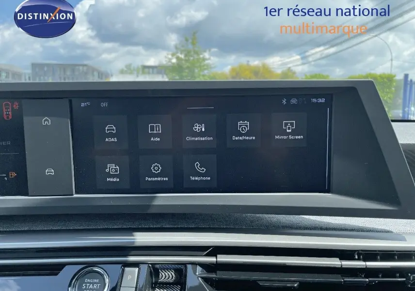 Écran tactile central affichant les options de climatisation et multimédia dans un Peugeot 3008 Hybrid bleu Ingaro métal.